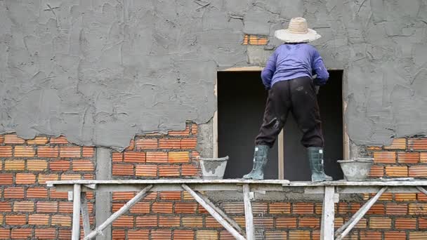 Labor arbetar gips vägg i byggarbetsplatsen — Stockvideo