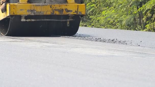 Dampfwalzenmotor baut Asphaltstraße Blacktop — Stockvideo