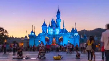 Hong Kong - Kasım 24: Zaman atlamalı Disneyland kale ve birçok insanlar beklemek için gece Parade göstermek, Hong Kong Disneyland, Hong Kong 2014 (uzaklaştırmak)