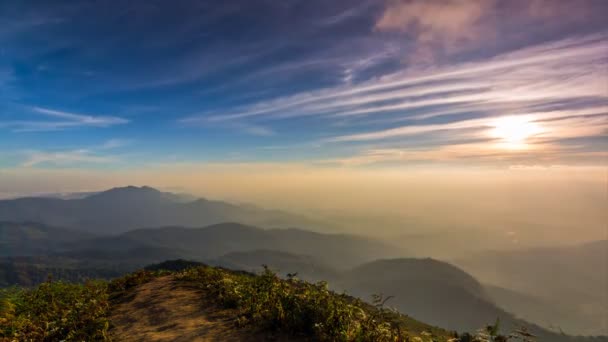 4K Time Lapse puesta del sol en el valle en el Parque Nacional Doi Inthanon de Chiang Mai, Tailandia — Vídeo de stock