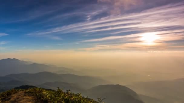 Coucher De Soleil 4K Sur La Vallée Au Parc National De Doi Inthanon De Chiang Mai, Thaïlande (zoom arrière) ) — Video