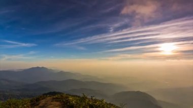4k zaman atlamalı günbatımı üzerinde Valley, Doi Inthanon Milli Parkı Chiang Mai, Tayland, Thailand (tilt aşağı)