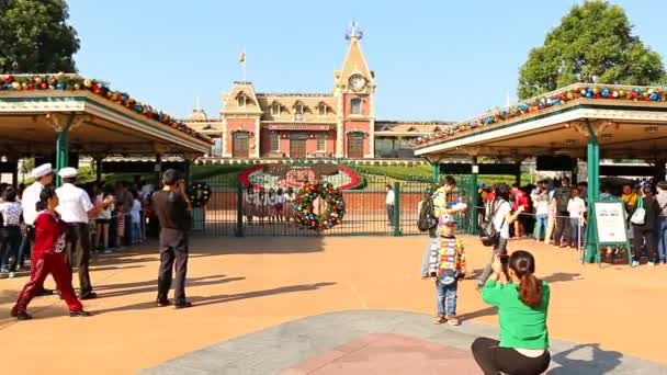 Hong Kong - Kasım 24: giriş açık yan, Disneyland birçok Gezgin bekleyen (2 shot) sıraya girin ve yürüyüş içine ünlü eğlence parkı, Hong Kong Disneyland, Hong Kong 2014 — Stok video