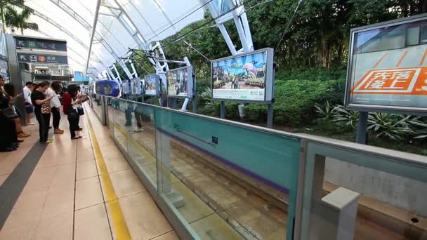 Emberek készenléti Mtr vonat megy Disney Land Station, Hong Kong — Stock videók