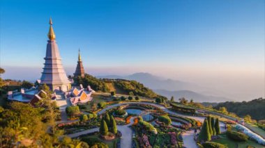 Büyük kutsal emanetler Pagodaof Doi Inthanon Milli Parkı Chiang Mai, Tayland (tilt aşağı)