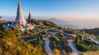 Büyük kutsal emanetler Pagodaof Doi Inthanon Milli Parkı Chiang Mai, Tayland (tilt kadar)
