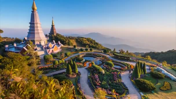 Den stora heliga reliker Pagodaof Doi Inthanon nationalpark Chiang Mai, Thailand (tilt upp) — Stockvideo