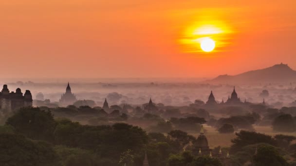 Bagan Império Antigo de Mianmar (Birmânia) e balões ao nascer do sol (zoom out ) — Vídeo de Stock