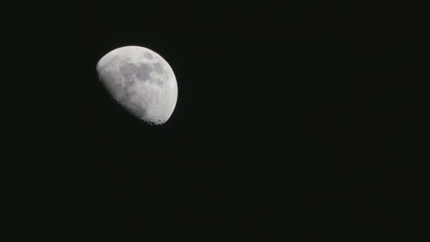 Віск півмісяць місяць на нічному небі — стокове відео