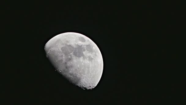 在夜晚的天空上弦月 — 图库视频影像