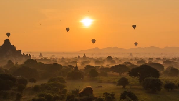 Antico impero Bagan del Myanmar (Birmania) e palloncini all'alba (zoom out ) — Video Stock