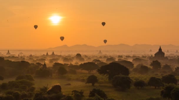 Altes Reich heidnisch von Myanmar (Burma) und Luftballons bei Sonnenaufgang — Stockvideo