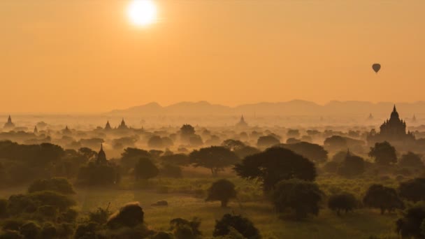 Luftballons über dem antiken Reich bagan von Myanmar — Stockvideo