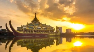 Karaweik salonu Kandawgyi doğa parkı Yagon, Myanmar