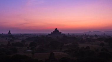 Antik imparatorluğun Bagan Myanmar (Burma) ve balon üzerinde gündoğumu