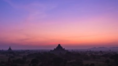 Antik imparatorluğun Bagan Myanmar (Burma) ve balon üzerinde gündoğumu