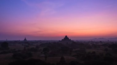 Antik imparatorluğun Bagan Myanmar (Burma) ve balon üzerinde gündoğumu