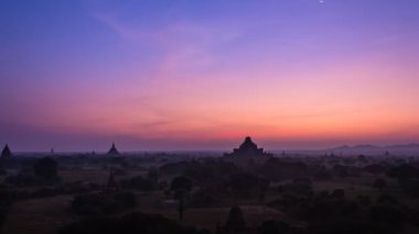 Antik imparatorluğun Bagan Myanmar (Burma) ve balon üzerinde gündoğumu