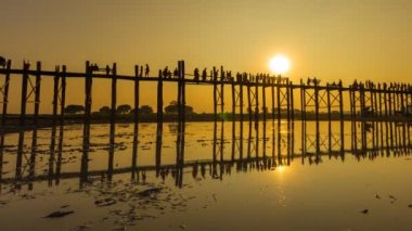 U ağrı (Bain) köprü meşhur tarihi mekanlar Myanmar ve günbatımı