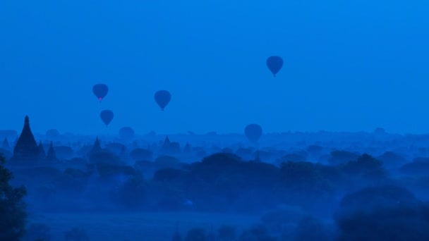 Balões de silhueta sobre o antigo Bagan Império de Mianmar — Vídeo de Stock