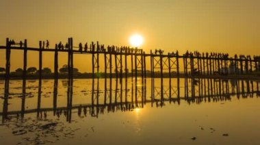 U ağrı (Bain) köprü meşhur tarihi mekanlar Myanmar ve günbatımı