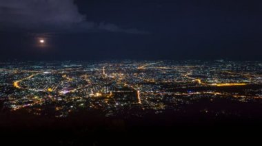 Yeni yıl kutlama Cityscape Chiang Mai, Tayland üzerinden birçok havai fişek