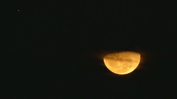 Luna gigante menguante y Júpiter en el cielo nocturno — Vídeos de Stock