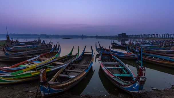 Pequeño puerto en U Dolor (Bain) Puente Lugar de interés de Myanmar y amanecer — Vídeos de Stock