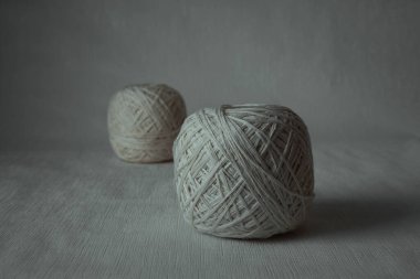 Bir top beyaz iplik. El yapımı arkaplan