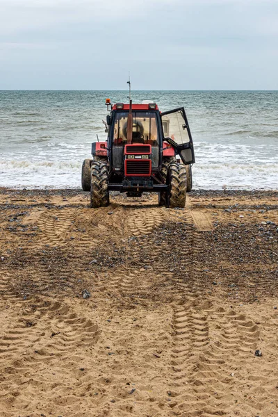 Viejo Tractor Rojo Una Playa Con Mar Fondo — Foto de Stock