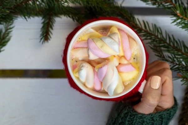 Ženská Ruka Držící Vánoční Šálek Kakaa Marshmallow Bílého Dřevěného Stolu — Stock fotografie