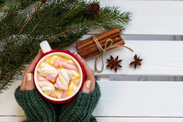 Ženské Ruce Držící Vánoční Šálek Horkého Nápoje Marshmallow Bílého Dřevěného — Stock fotografie