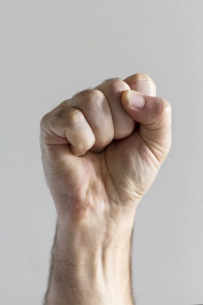 Mão Masculina Mostrando Punho Levantado Fundo Cinza — Fotografia de Stock
