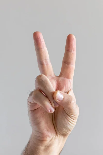 Man Hand Visar Fred Tecken Grå Bakgrund — Stockfoto