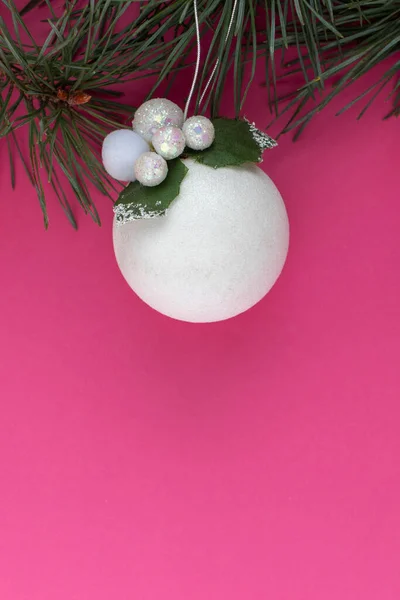 Bílá Vánoční Dekorace Růžovém Pozadí Byt Ležel Horní Pohled — Stock fotografie