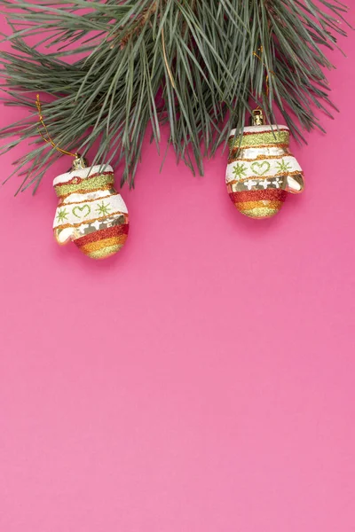 Malá Borovice Větev Vánoční Výzdobou Růžovém Pozadí Byt Ležel Horní — Stock fotografie