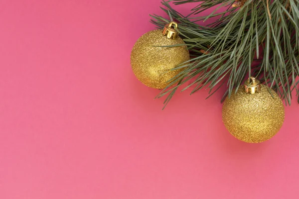 Přírodní Borová Větev Žlutými Vánočními Ozdobami Růžovém Pozadí Byt Ležel — Stock fotografie