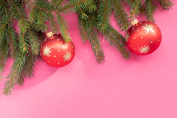 Natural Pine Branch Red Christmas Decorations Pink Background Flat Lay — Stock Photo, Image