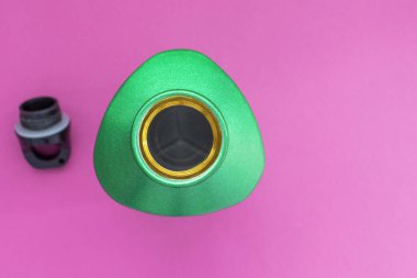 Pembe arka planda açık metal su şişesi. Üst Manzara. Kopyalama alanı ile.