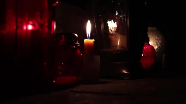 Velas Encendidas Por Noche Cementerio Cerca — Vídeo de stock
