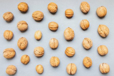 Gri arkaplanda ceviz deseni, üst görünüm.