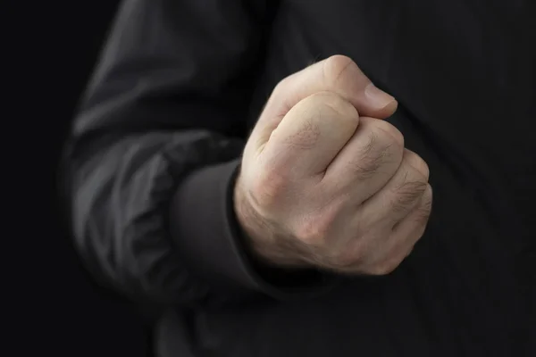 Siyah arkaplanda erkek yumruğu..