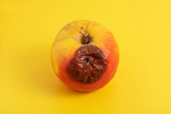 Shnilé Jablko Žlutém Pozadí — Stock fotografie