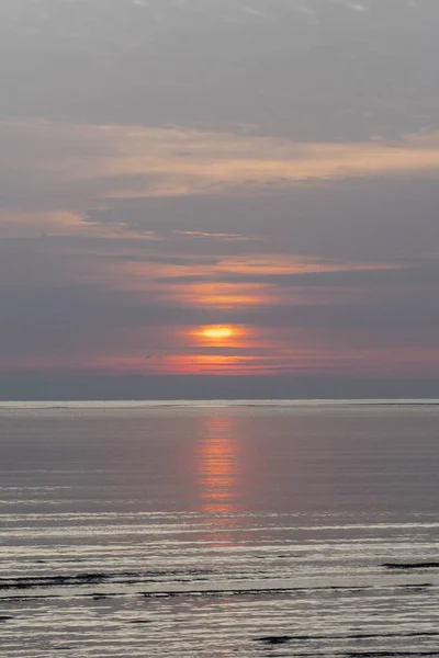 Прекрасний Схід Сонця Над Морем Вертикальне Фото — стокове фото