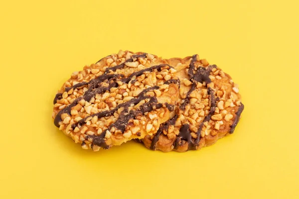 Galletas Chispas Chocolate Con Nueces Sobre Fondo Amarillo Primer Plano —  Fotos de Stock