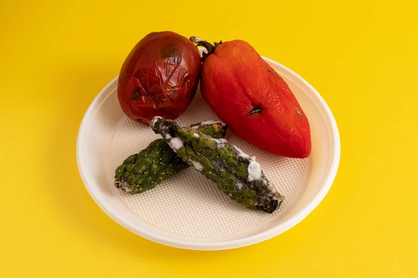 Placa Plástico Blanco Con Verduras Mal Estado Sobre Fondo Amarillo —  Fotos de Stock