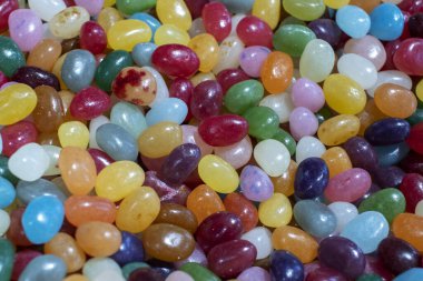 Renkli jölelerle kaplı fındık şekerleri..