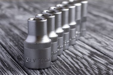 Değiştirilebilir kilit anahtarı siyah ahşap arka planda nozüller.