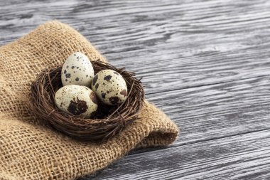 Siyah masadaki bıldırcın yumurtaları..