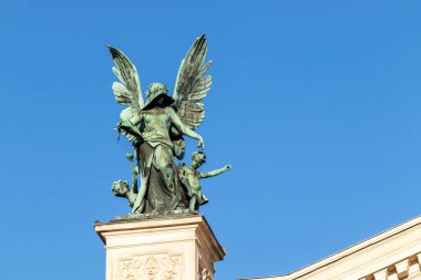 Lviv, Ukrayna - 27 Aralık 2020. Heykeltıraş Peter Viitovych 'in, Solomiya Krushelnytska Lviv Devlet Opera ve Bale Akademik Tiyatrosu' nun soyu üzerine yaptığı 